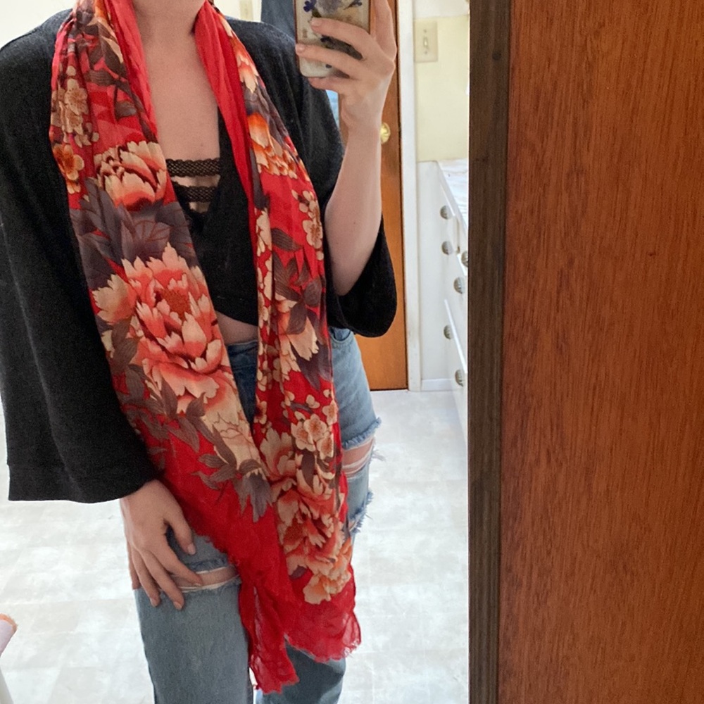 Collection 18 • Lightweight Floral Viscose Wrap / Scarf - Picture 10 of 14